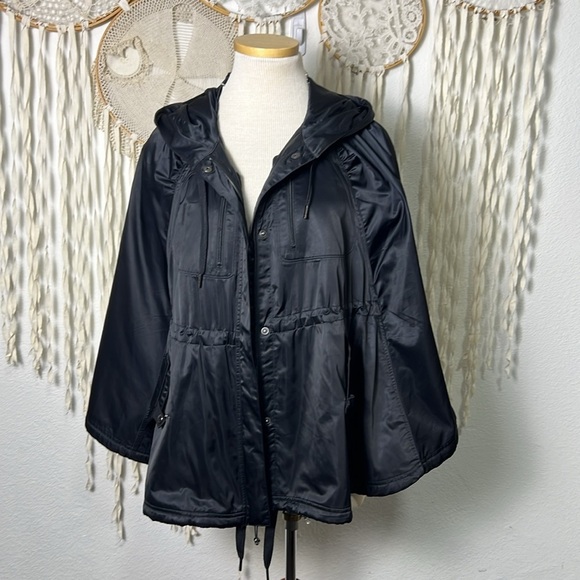 Lululemon Black Waterproof Poncho Cape in Size M/L - Picture 1 of 16